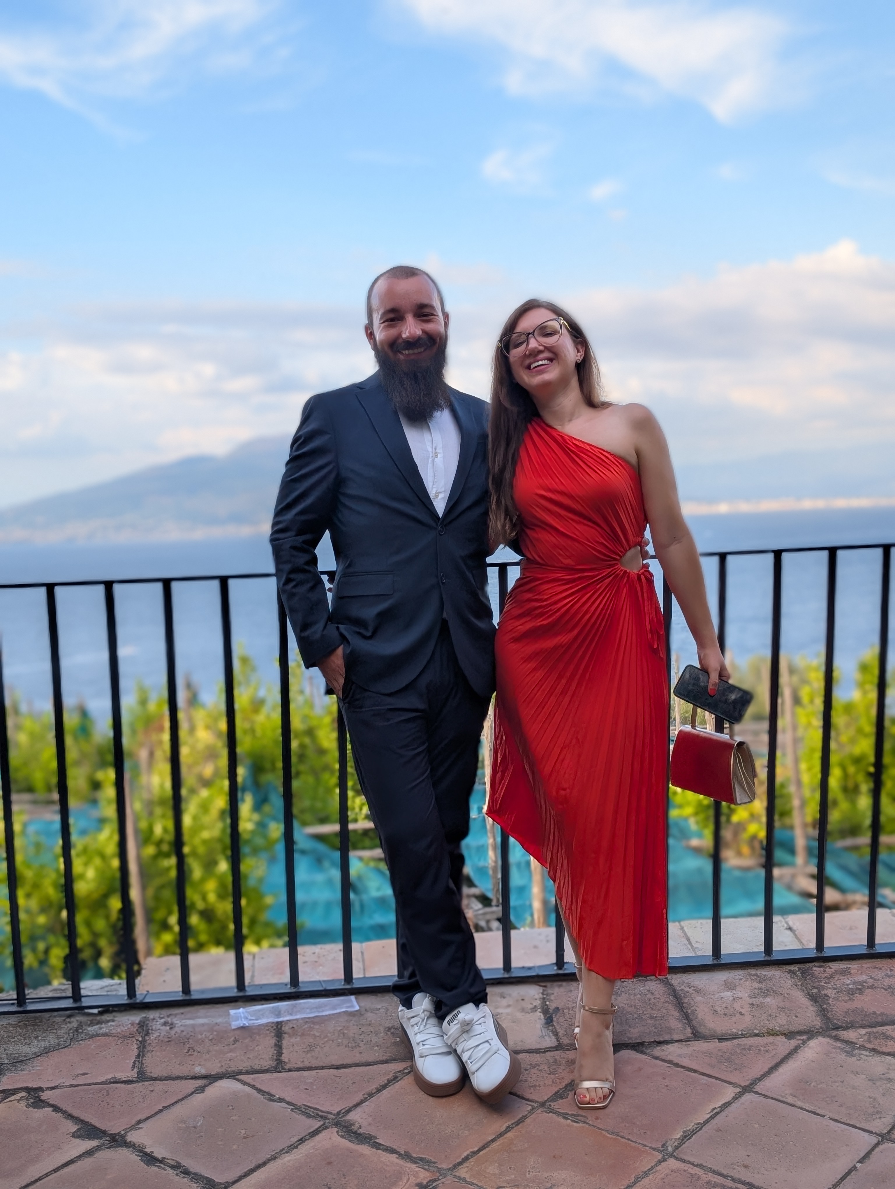 Theodor și Denisa pe o terasă cu vedere la mare